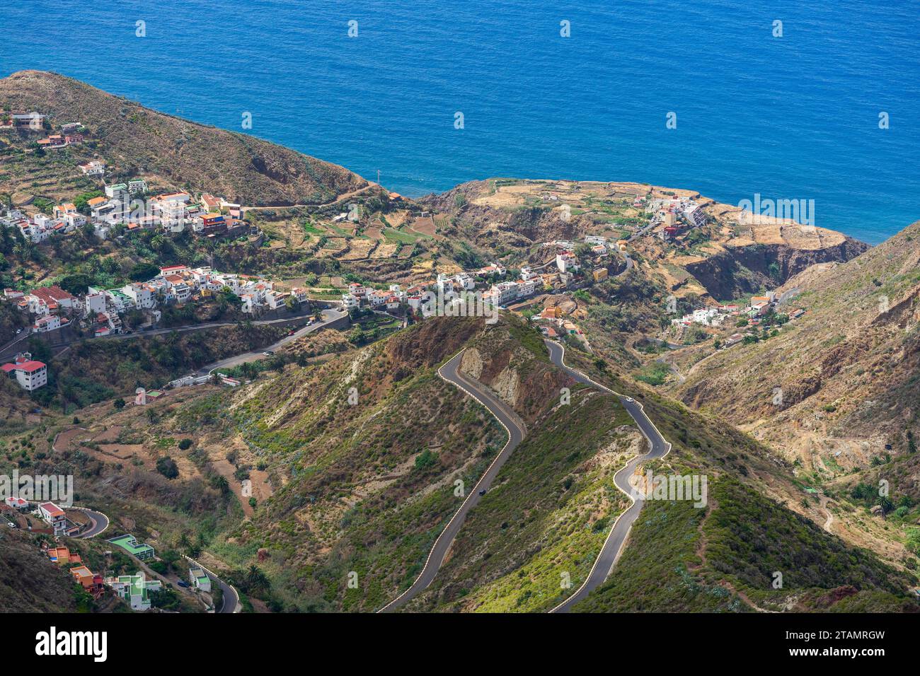 Das Anaga-Massiv (Macizo de Anaga). Natürliche Landschaft im Norden Teneriffas und der kleinen Stadt Taganana. Kanarische Inseln. Spanien. Stockfoto