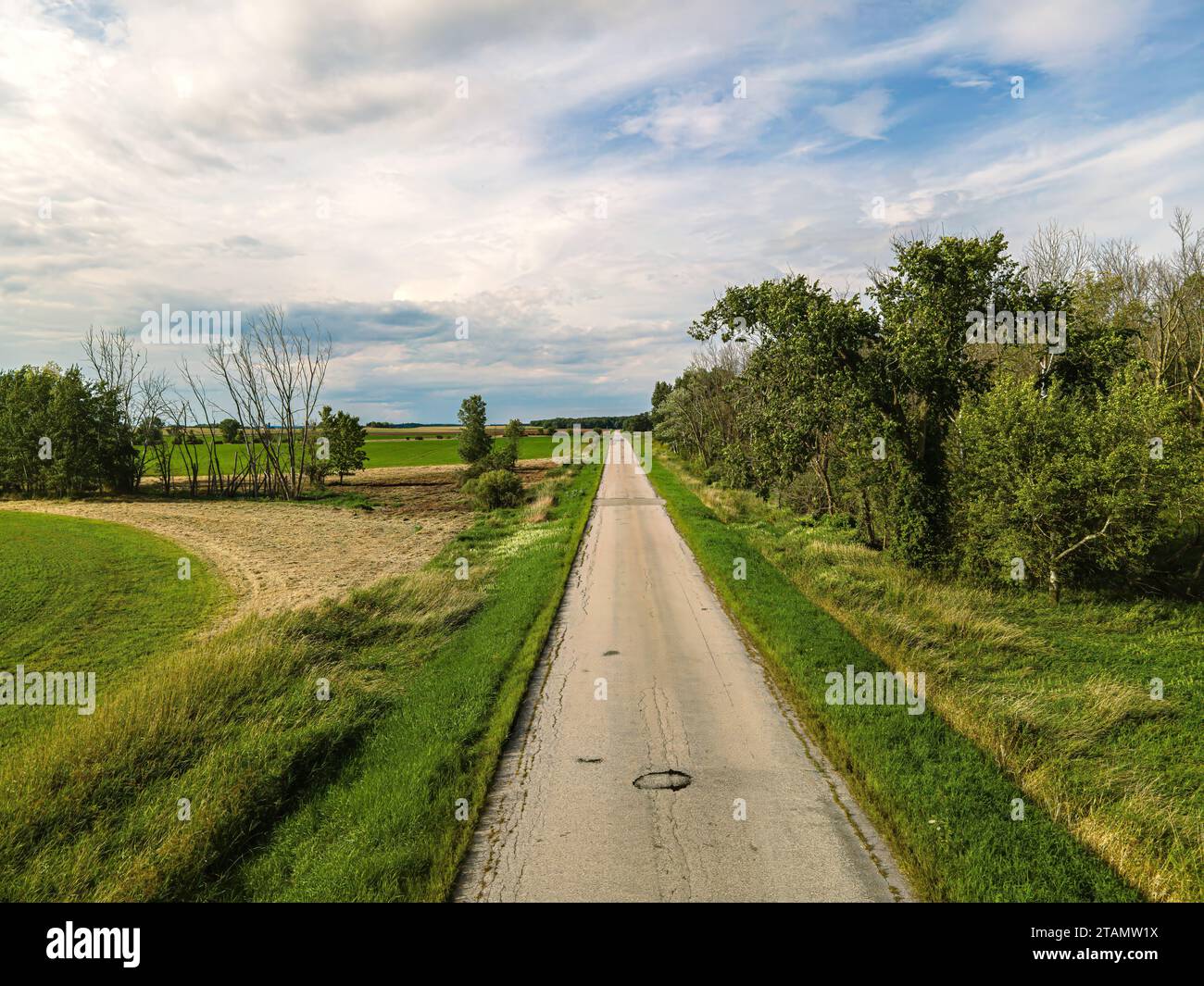 Offene Felder rund um die Landstraße im mittleren westen von wisconsin im Sommer Stockfoto