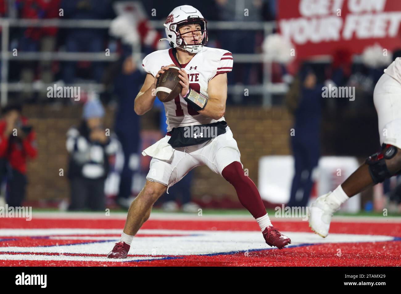 1. Dezember 2023: New Mexico State Aggies Quarterback Diego Pavia (10) übergibt den Ball während des NCAA Conference USA Football Championship Game zwischen den New Mexico State Aggies und den Liberty Flames im Williams Stadium in Lynchburg, Virginia. Greg Atkins/CSM Stockfoto