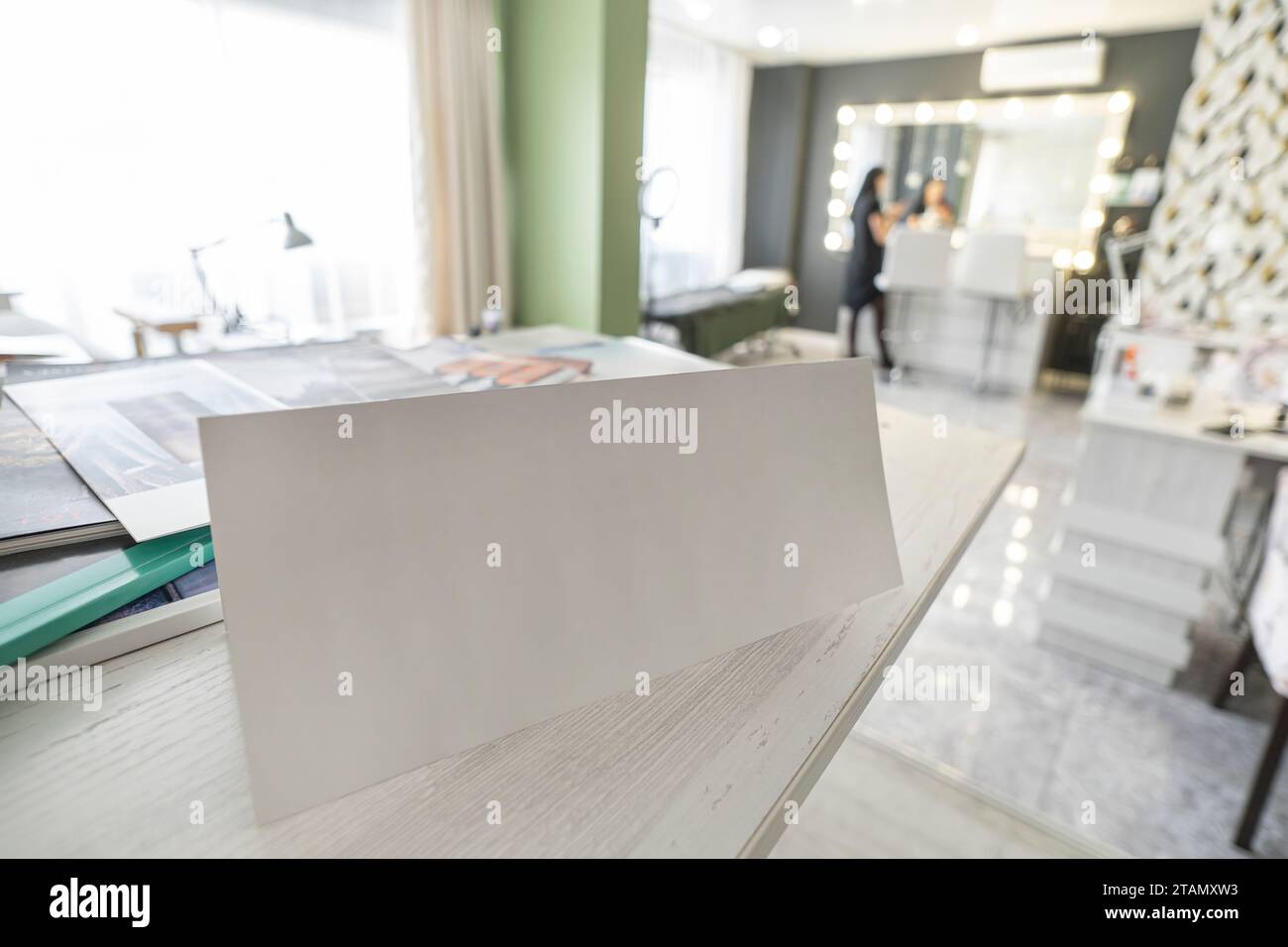 Ein leeres Schild für die Inschrift und das Design auf dem Hintergrund eines Schönheitssalons. Stockfoto