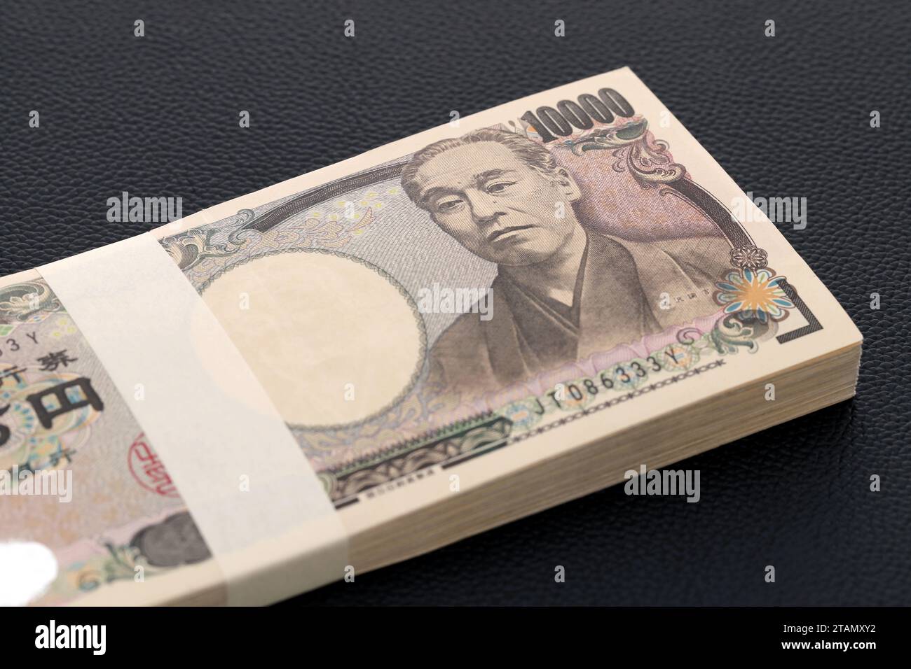Japanischer Yen. 10.000 Yen-Paket mit Rechnungen. Die Banknoten sind auf Japanisch mit 10.000 Yen geschrieben. Stockfoto