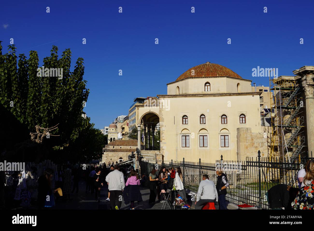 Die Tzistaraki-Moschee und ein Teil der Hadrian-Bibliothek in Athen, Griechenland Stockfoto