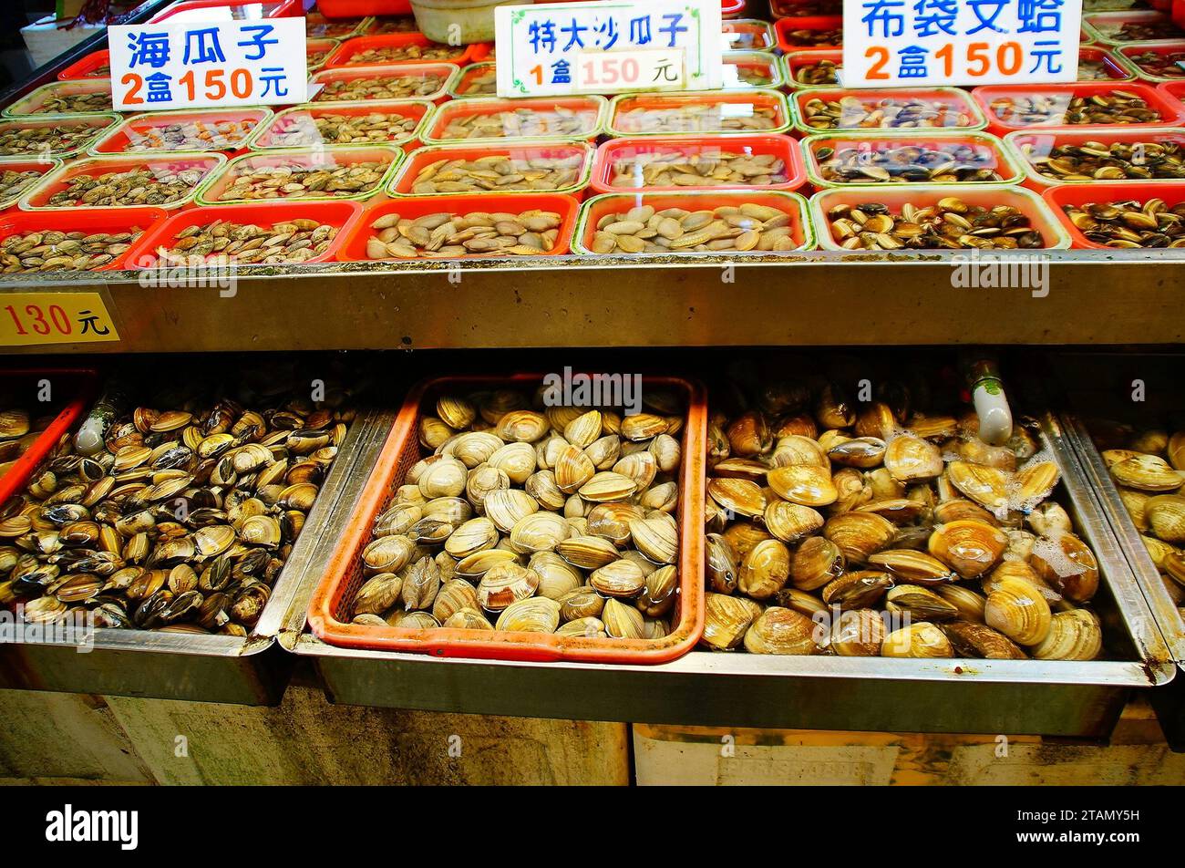 Frische Muscheln auf dem Fischmarkt Stockfoto