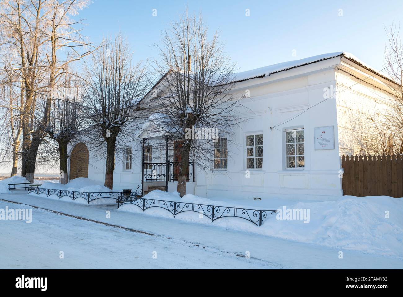 MYSCHKIN, RUSSLAND - 07. JANUAR 2023: Das alte Gebäude des „Museum of Living Crafts“ an einem Januartag. Im Jahr 1918 beherbergte dieses Gebäude den Gladiator Fo Stockfoto