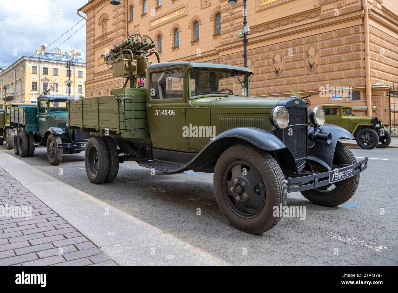 SANKT PETERSBURG, RUSSLAND - 04. MAI 2023: Sowjetischer GAZ-AA-Lkw mit Flugabwehrkanone an einem sonnigen Tag. Vorbereitungen für die Parade Stockfoto