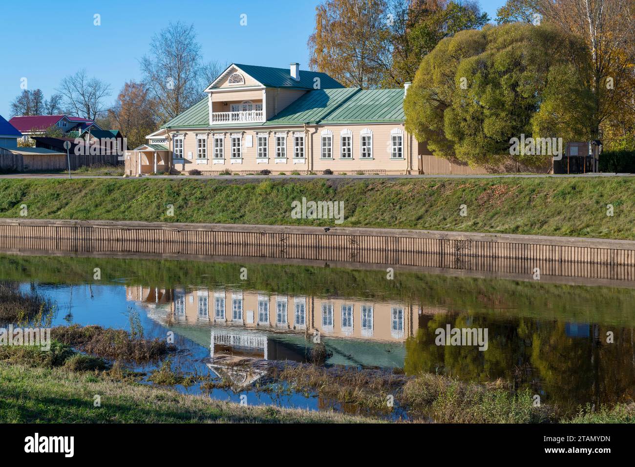 TICHVIN, RUSSLAND - 21. OKTOBER 2023: Blick auf das Familienhaus des russischen Komponisten N.A. Rimski-Korsakow an einem sonnigen Oktobertag Stockfoto