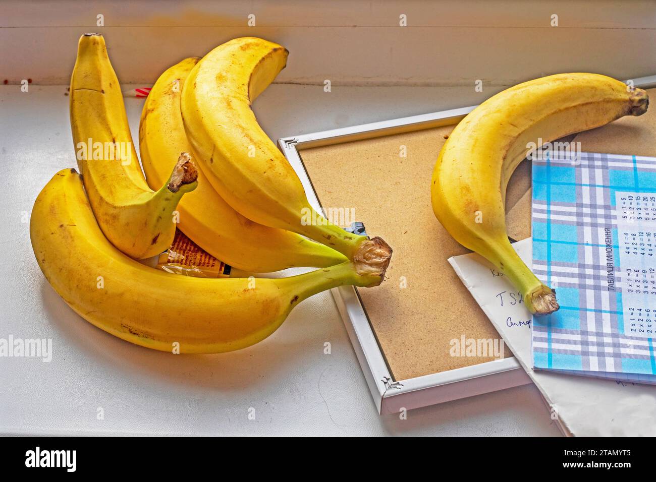Bananen liegen auf Plastiktüten. Ökologie Stockfoto
