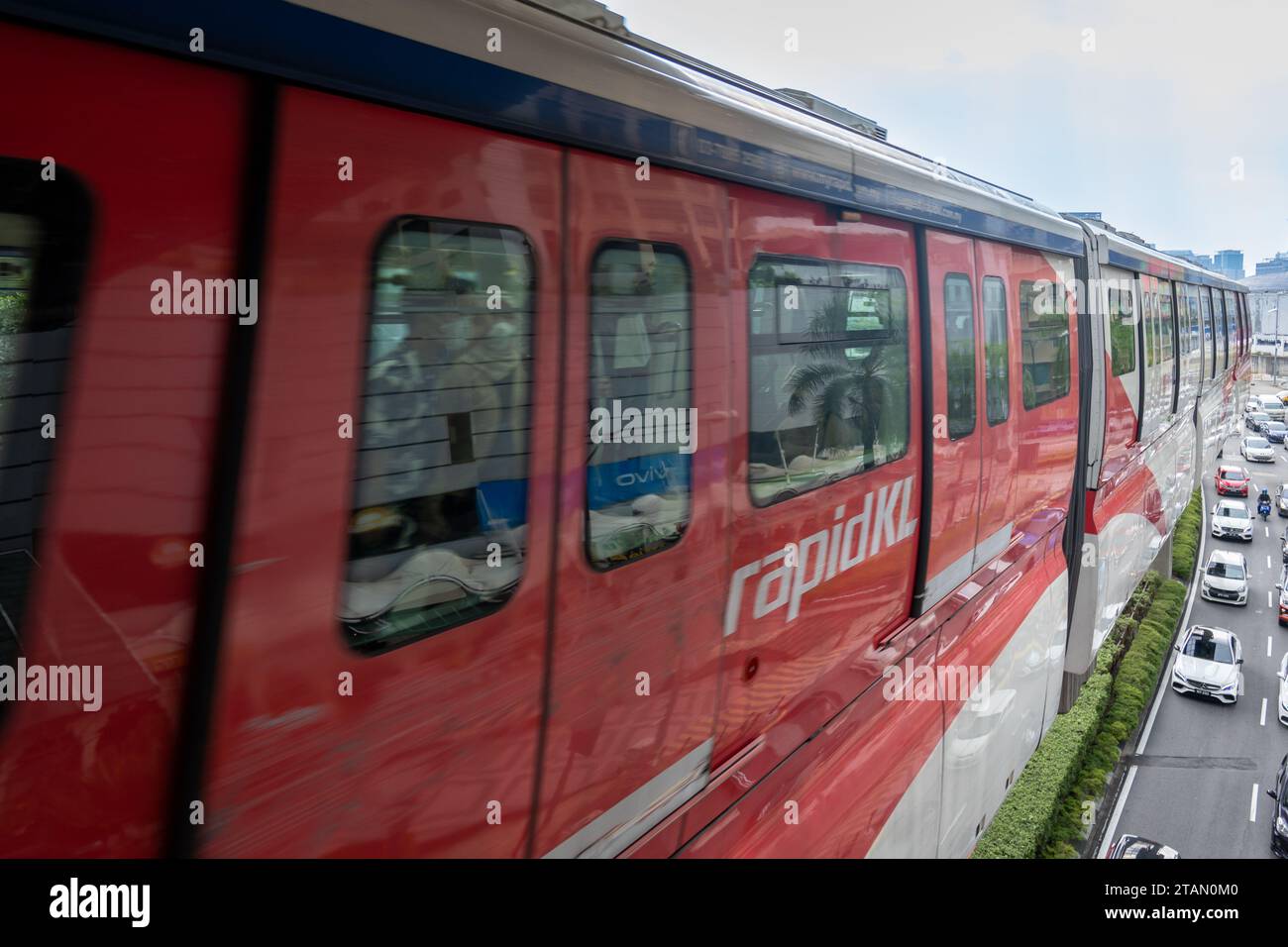 Kuala Lumpur, Malaysia - 09.12.2023: RapidKL Einschienenzug in Bewegung. Die KL-Monorail-Linie verkehrte als Teil des RapidKL-Systems in Kuala Lumpur. Stockfoto