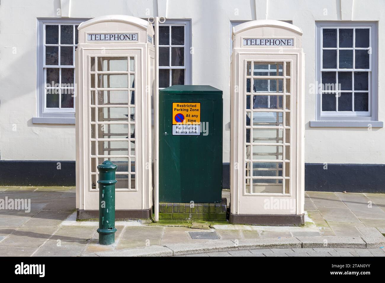 Zwei weiße Telefonzellen in Beverley, East Riding of Yorkshire, in der Nähe von Kingston upon Hull, Großbritannien Stockfoto
