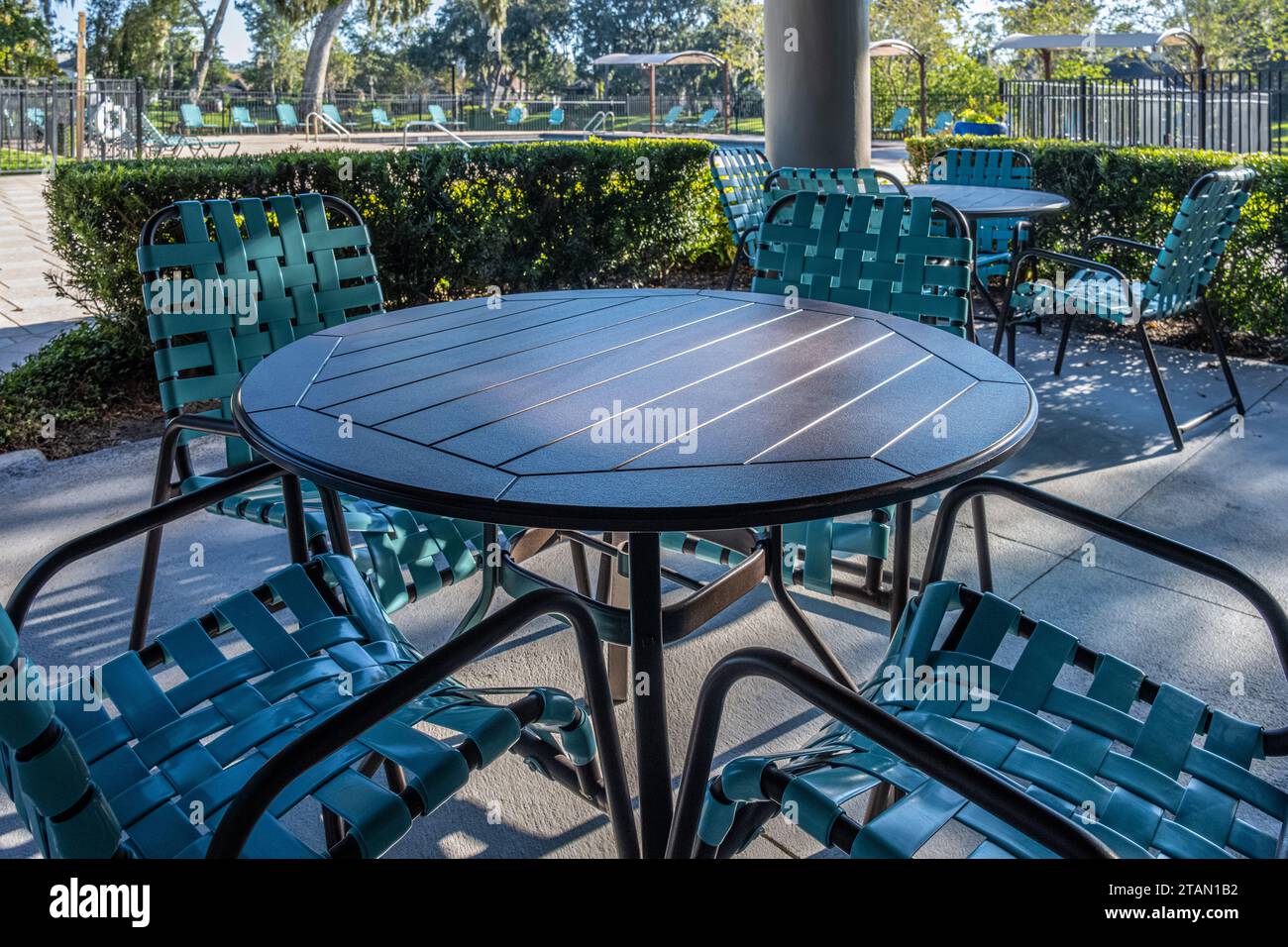 Außenpool mit Cabanas am Pool und überdachtem Sitzbereich im Sawgrass Players Club in Ponte Vedra Beach, Florida. (USA) Stockfoto