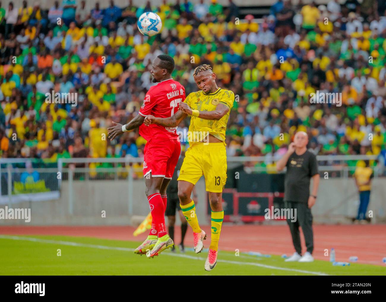 DAR es SALAAM, TANSANIA - 5. NOVEMBER: Lumalisa Mutambala aus Yanga und Clatous Chama Jr aus Simba während des NBC Premier League-Spiels zwischen Simba FC Stockfoto