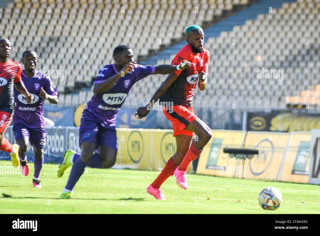 YAOUNDE, KAMERUN – 5. NOVEMBER: Colombe und Fortuna beim MTN Cameroon Elite One Spiel zwischen Colombe FC und AS Fortuna Mfou bei Ahmadou Ahidj Stockfoto