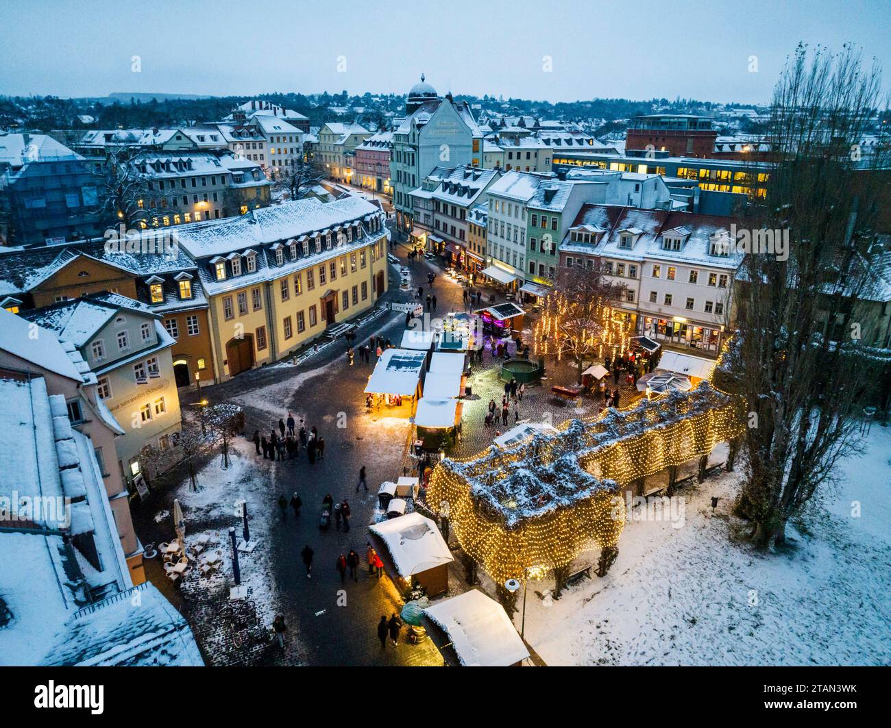 01.12.2023 Weimar: Die Weimarer Weihnacht findet diese Jahr erstmal auch auf dem Frauenplan vor Goethe Wohnhaus mit dem Goethe Nationalmuseum statt. Es ist einer von vier Teilen des Weimarer Weihnachtsmarktes. *** 01 12 2023 Weimar das Weimarer Weihnachtsfest findet in diesem Jahr erstmals auf dem Frauenplan vor Goethes-Haus statt mit dem Goethe-Nationalmuseum ist es einer von vier Teilen des Weimarer Weihnachtsmarktes Credit: Imago/Alamy Live News Stockfoto