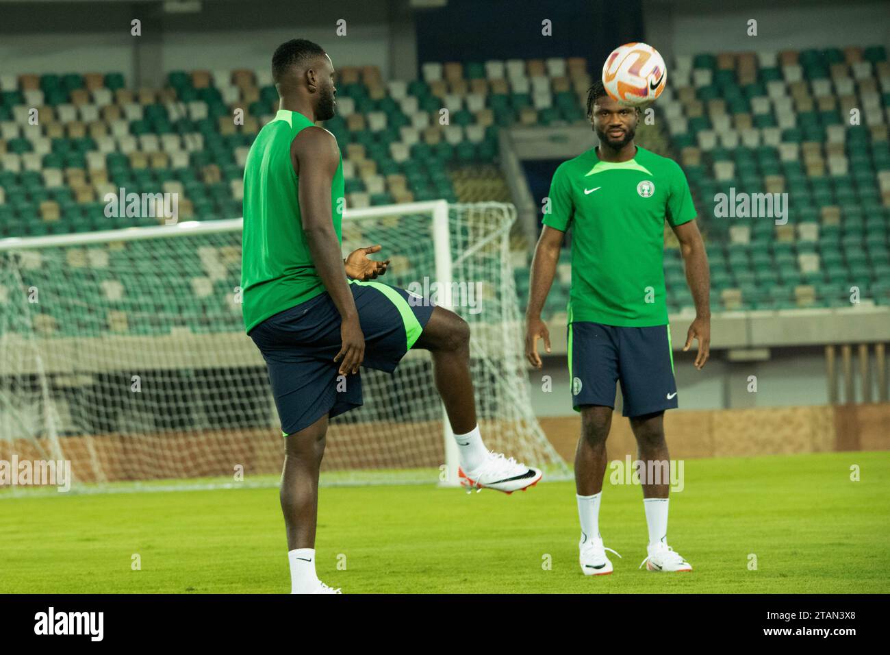 UYO, NIGERIA - 15. NOVEMBER: Terem Moffi und Victor Boniface aus Nigeria während des Qualifikationstrainings für die Weltmeisterschaft in Nigeria und Lesoth Stockfoto