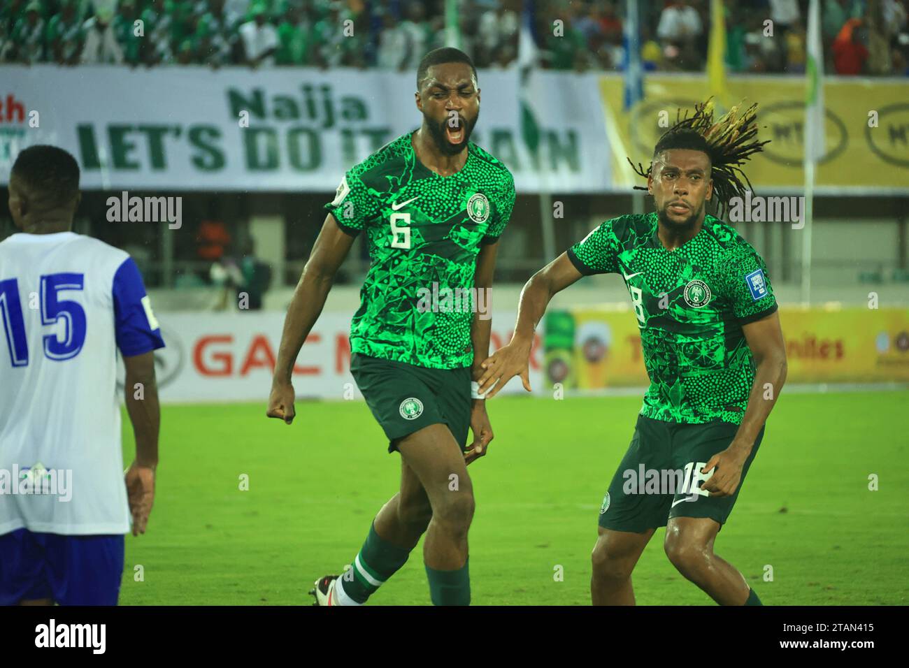 UYO, NIGERIA - 16. NOVEMBER: Semi Ajayi und Alex Iwobi aus Nigeria feiern beim WM-Qualifikationsspiel zwischen N ein Tor und Lesotho-Verteidiger Stockfoto