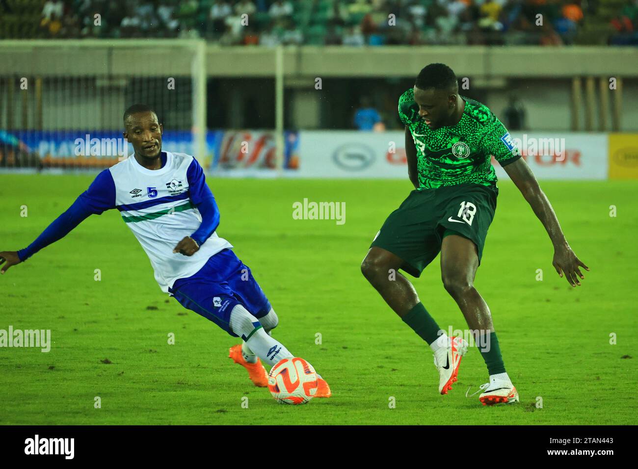 UYO, NIGERIA - 16. NOVEMBER: Boniface Sieger von Nigeria und Lesotho Verteidiger beim WM-Qualifikationsspiel zwischen Nigeria und Lesotho bei God Stockfoto