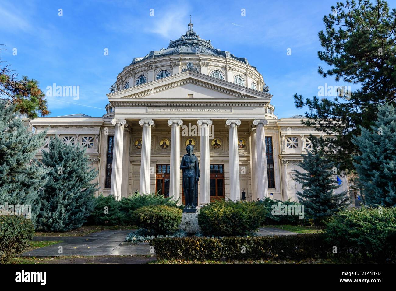 Das rumänische Atheneum (Ateneul Roman), ein kreisförmiges Gebäude, das die Hauptkonzerthalle und Heimat der George Enescu Philharmonie in Bukarest, Romani, ist Stockfoto