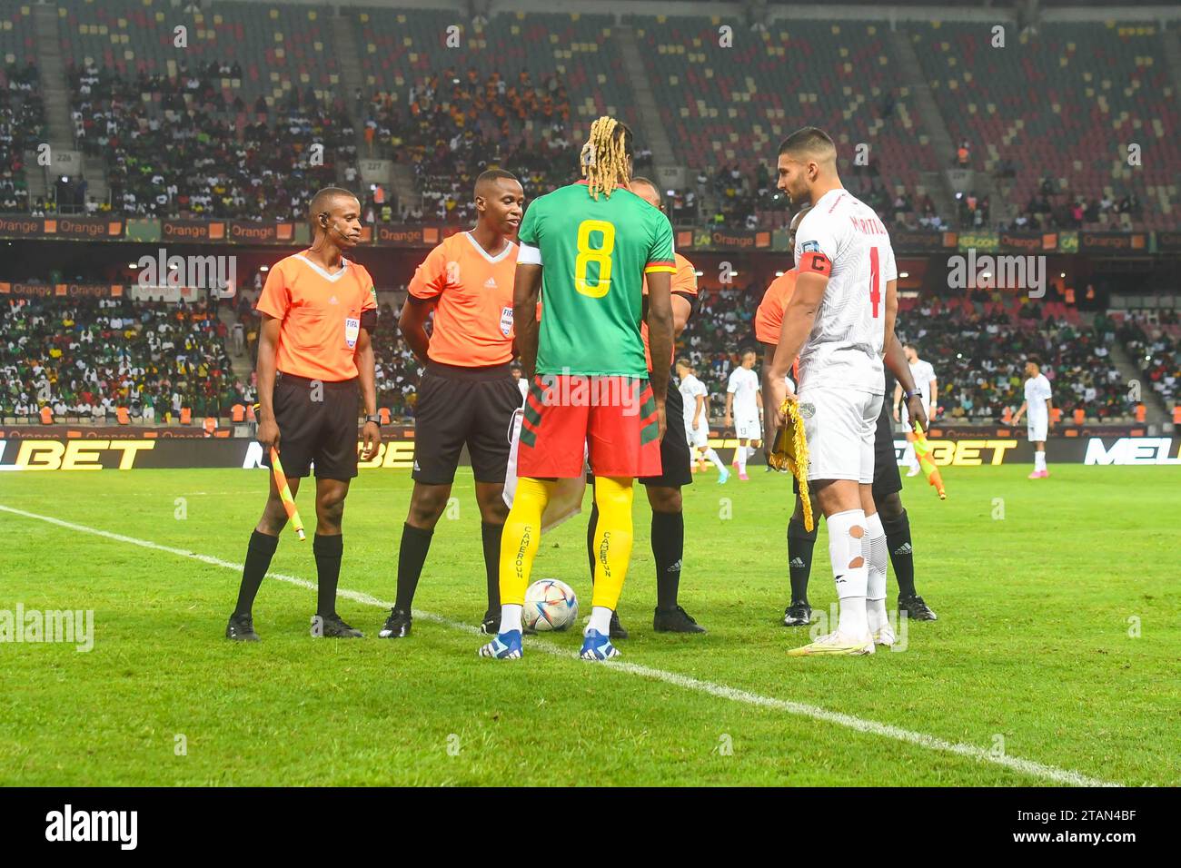 DOUALA, KAMERUN – 17. NOVEMBER: Frank Anguissa und Lindsay Rose aus Mauritius während des Qualifikationsspiels zur FIFA-Weltmeisterschaft 2026 zwischen Kamerun und Mau Stockfoto