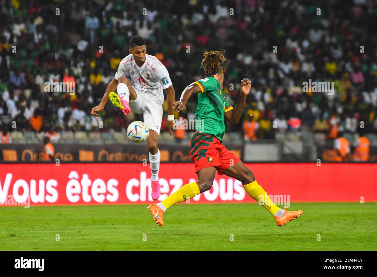 DOUALA, KAMERUN – 17. NOVEMBER: Chrisopher Wooh und Aurelien Francois von Mauritius während des Qualifikationsspiels zur FIFA-Weltmeisterschaft 2026 zwischen Kamerun A Stockfoto