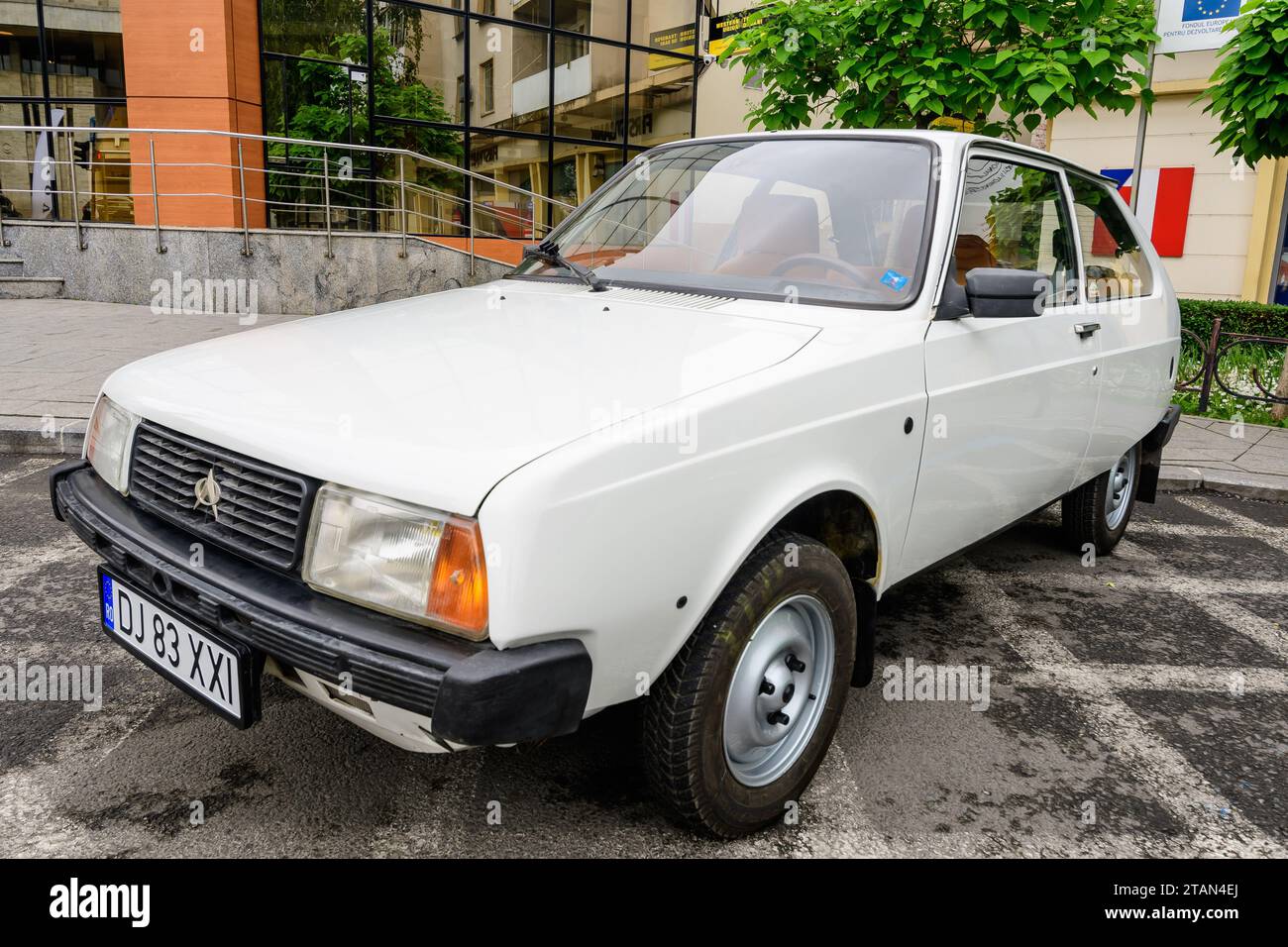 Craiova, Rumänien, 29. Mai 2022: Ein weißer Oltcit Special Oldtimer, der im Jahr 1986 hergestellt wurde und auf einer Straße bei einer Veranstaltung für Oldtimer-Sammlungen parkte Stockfoto