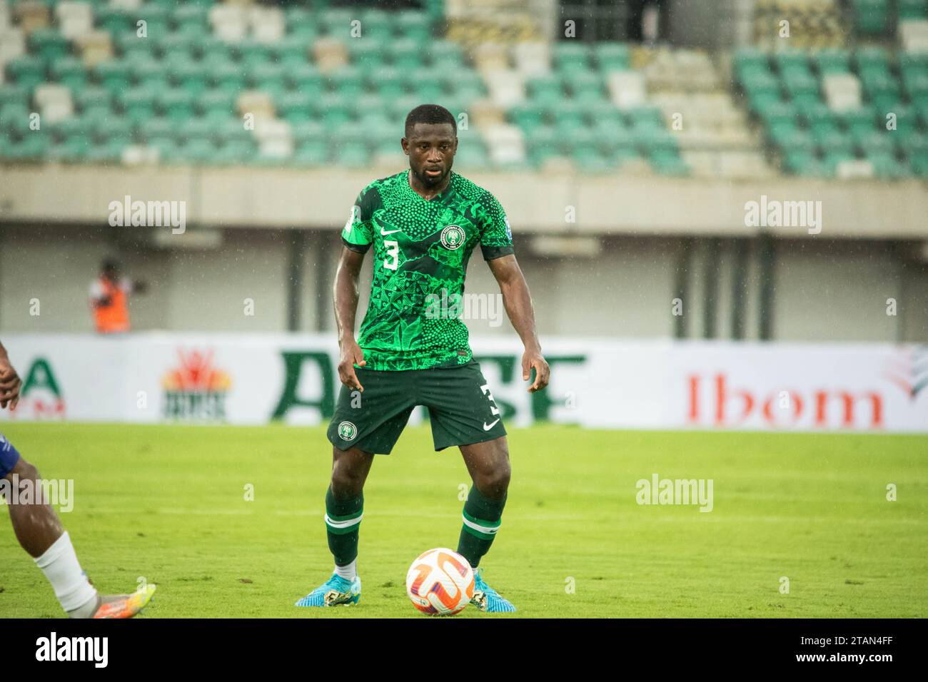 UYO, NIGERIA - 16. NOVEMBER: Collins Jamilu aus Nigeria während des Qualifikationsspiels zur FIFA-Weltmeisterschaft 2026 zwischen Nigeria und Lesotho bei Godswill Akpabi Stockfoto