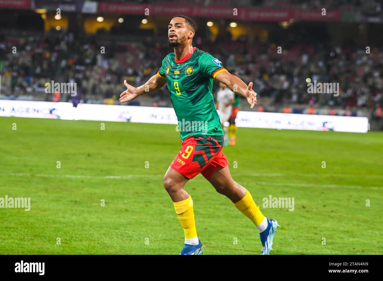 DOUALA, KAMERUN - 17. NOVEMBER: Frank Magri aus Kamerun beim Qualifikationsspiel zur FIFA-Weltmeisterschaft 2026 zwischen Kamerun und Mauritius in Japoma S Stockfoto