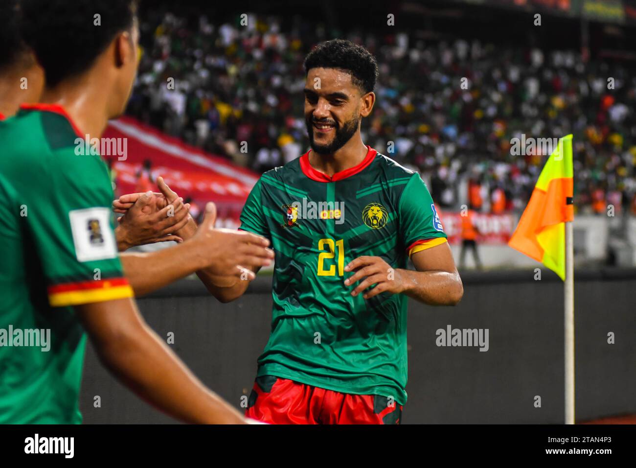 DOUALA, KAMERUN - 17. NOVEMBER: Jean Charles Castelletto aus Kamerun während des Qualifikationsspiels zur FIFA-Weltmeisterschaft 2026 zwischen Kamerun und Mauritius A Stockfoto