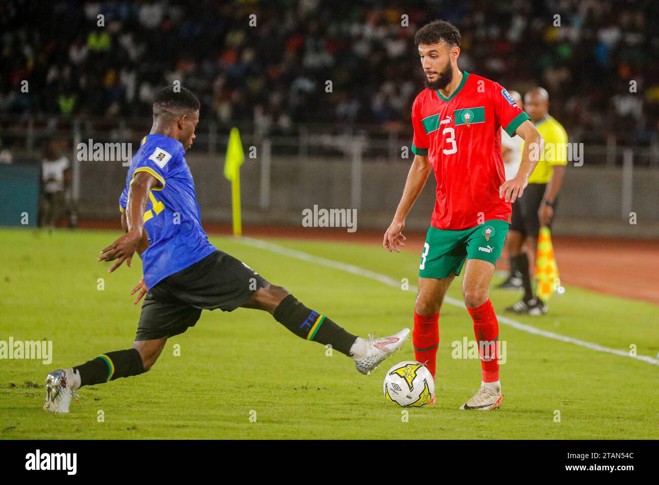 DAR es SALAAM, TANSANIA - 21. NOVEMBER: Noussair Mazraoui aus Marokko während des Qualifikationsspiels zur FIFA Fussball-Weltmeisterschaft 2026 zwischen Tansania und Marokko AT Stockfoto