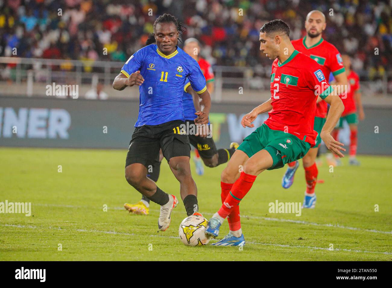 DAR es SALAAM, TANSANIA - 21. NOVEMBER: Kibu Denis aus Tansania und Achraf Hakimi aus Marokko während des Qualifikationsspiels zur FIFA Fussball-Weltmeisterschaft 2026 Stockfoto