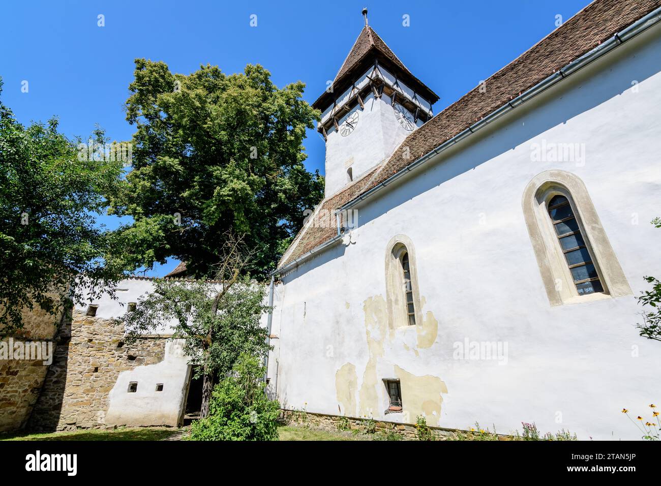 Altes Gebäude der Heiligen Peter und Paul Wehrkirche (Biserica Sfintii Apostoli Petru și Pavel) im Dorf Cincosr, in der Nähe von Fagaras in Siebenbürgen (TR Stockfoto