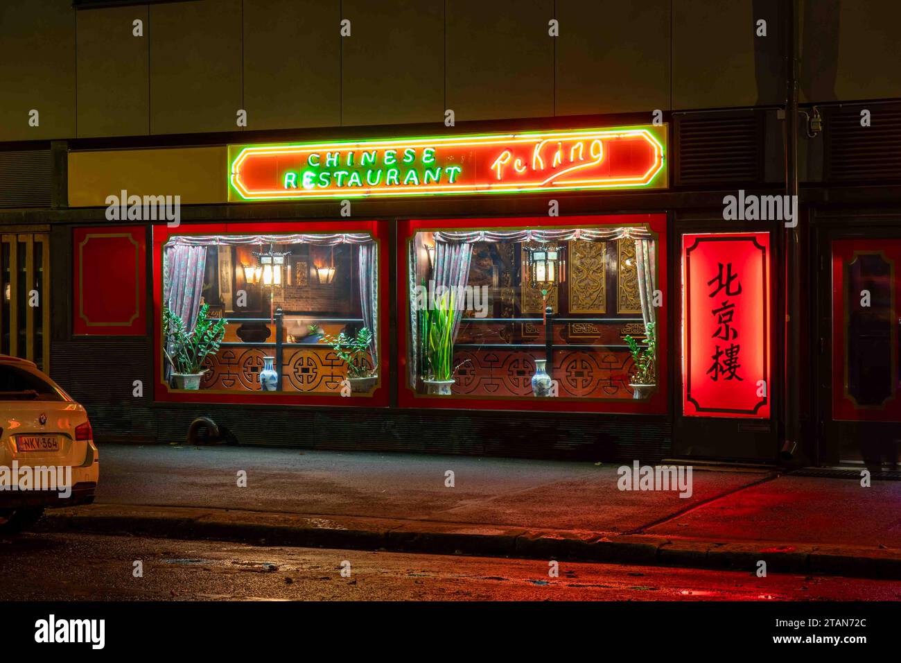Chinesisches Restaurant Peking nach Einbruch der Dunkelheit im Aleksis Kiven katu 16 im Bezirk Harju in Helsinki, Finnland Stockfoto