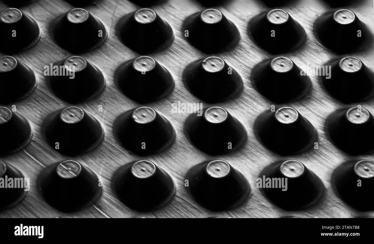 Konische Textur, Drainageschichten, Abdichtung, Membran aus Polyethylenknodeln hoher Dichte, Abdichtung von vergrabenen Wänden in Kontakt mit dem Erdboden Stockfoto