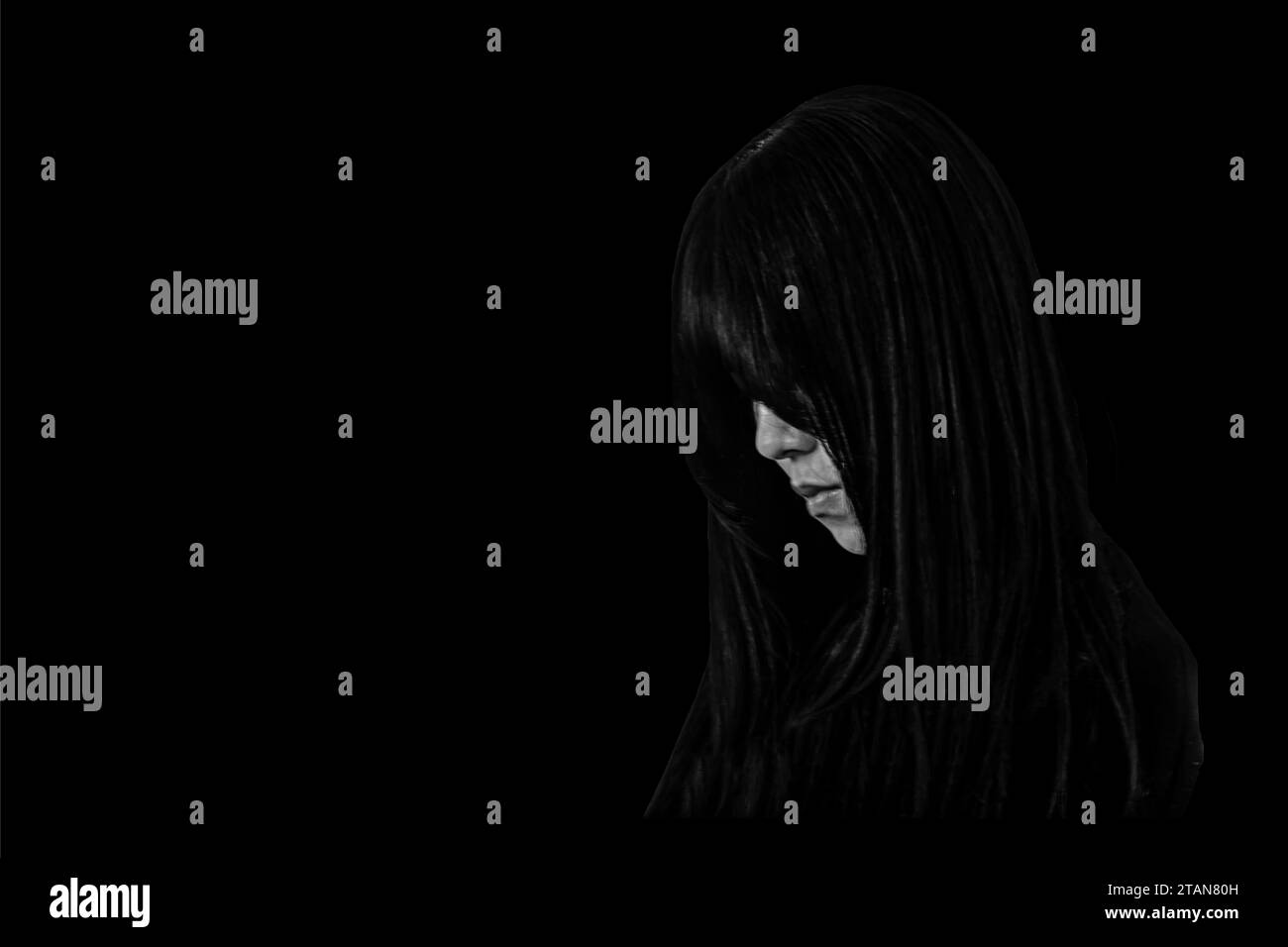 Kopfaufnahme einer japanerin vor schwarzem Hintergrund Stockfoto