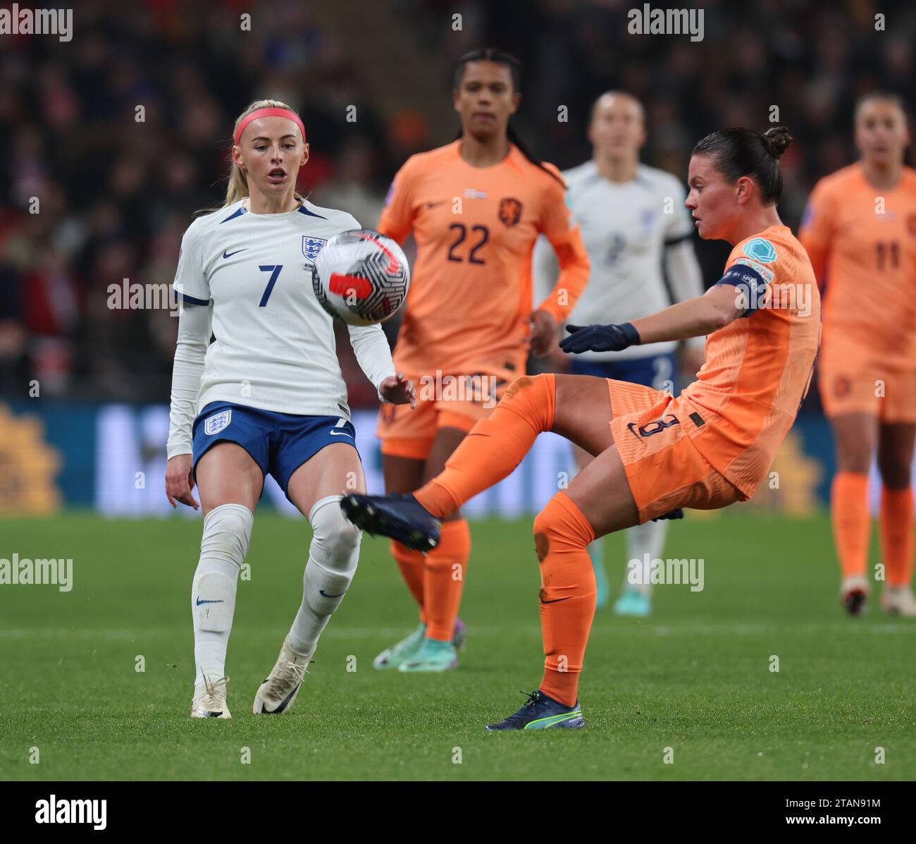 L-R Chloe Kelly (Manchester City) aus England Frauen und Sherida Spitse aus den Niederlanden während des Spiels der UEFA Women's Nationals League Gruppe A1 zwischen Engla Stockfoto