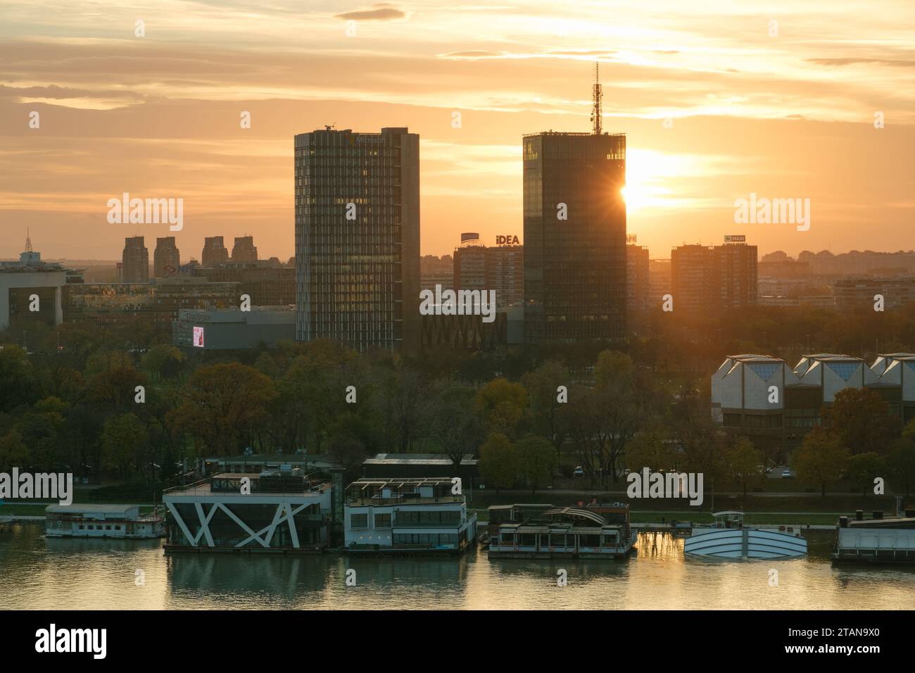 Blick auf Neubelgrad bei Sonnenuntergang vom Kalemegdan in Belgrad, Serbien Stockfoto