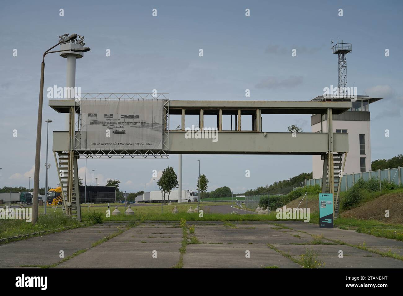 Beschauerbrücke, Kommandantenturm, Gedenkstätte Deutsche Teilung, Marienborn, Sachsen-Anhalt, Deutschland *** Zuschauerbrücke, Kommandantenturm, Deutsches Partitionsdenkmal, Marienborn, Sachsen-Anhalt, Deutschland Credit: Imago/Alamy Live News Stockfoto