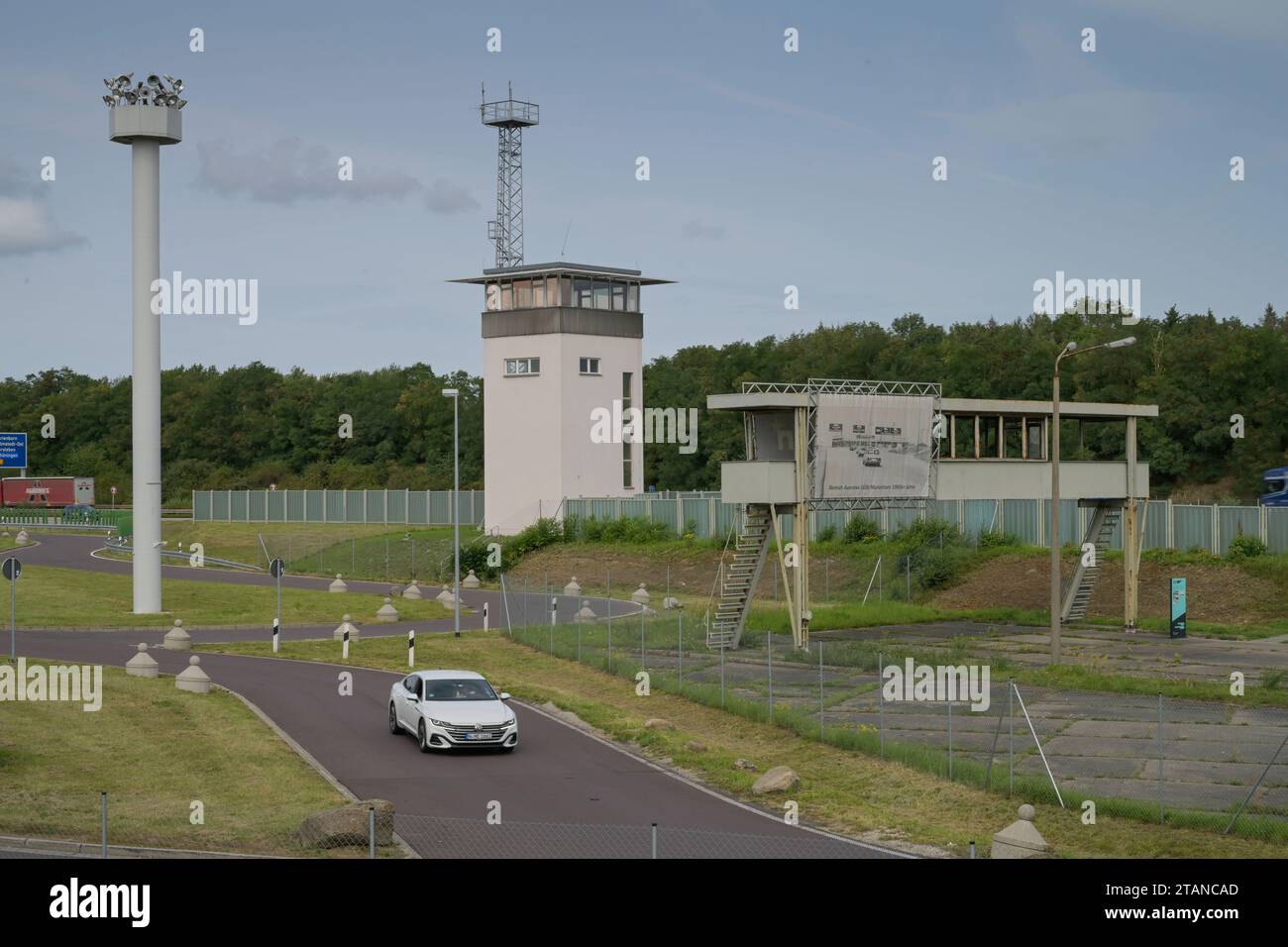 Beschauerbrücke, Kommandantenturm, Gedenkstätte Deutsche Teilung, Marienborn, Sachsen-Anhalt, Deutschland *** Zuschauerbrücke, Kommandantenturm, Deutsches Partitionsdenkmal, Marienborn, Sachsen-Anhalt, Deutschland Credit: Imago/Alamy Live News Stockfoto