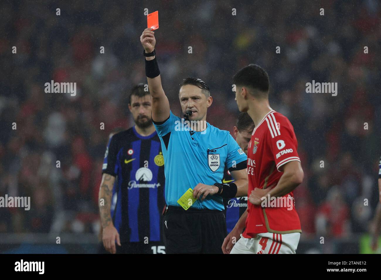 Lisboa, Portugal. November 2023. 2023.11.29 UEFA Champions League Gruppenphase - Spieltag 5 Gruppe D SL Benfica - Inter Mailand v.l., Schiedsrichter, Schiedsrichter Halil Umut Meler (TUR) zeigt die Rote Karte, Antonio Silva (S.L.Benfica), enttaeuscht, enttaeuscht schauend, enttäuscht, Traurig, frustiert, Frust, gefrustet Credit: dpa/Alamy Live News Stockfoto