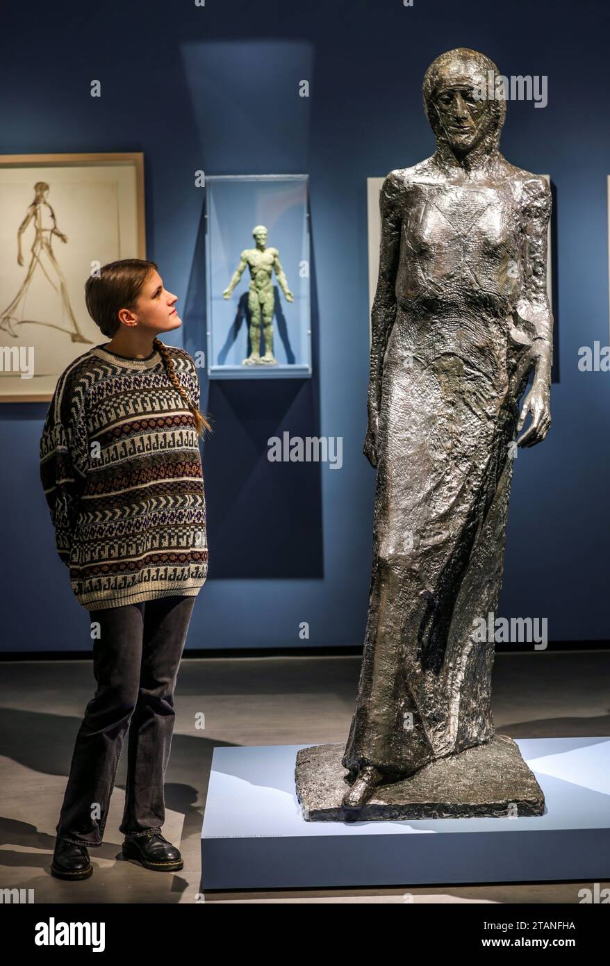 Dorset, England, Großbritannien. Dezember 2023. Walking Madonna, (Front) Rising Christ, Back), dreißig Jahre nach ihrem Tod, die erste Ausstellung, die Elisabeth Frinks Zeit in Dorset gewidmet ist und über 80 Skulpturen, Zeichnungen und Drucke im Dorset Museum zeigt, einschließlich der Arbeitspflaster, die die finalen Bronzeskulpturen informierten, die nie öffentlich ausgestellt wurden vom 2. Dezember 2023 bis 21. April 2024.Paul Quezada-Neiman/Alamy Live News Credit: Paul Quezada-Neiman/Alamy Live News Stockfoto