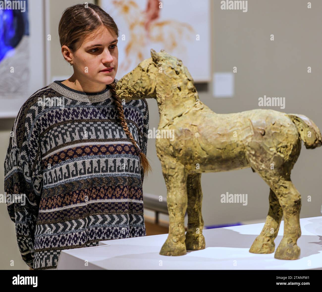 Dorset, England, Großbritannien. Dezember 2023. First Horse .Thirty Years After their Death, die erste Ausstellung, die Elisabeth Frinks Zeit in Dorset gewidmet ist und über 80 Skulpturen, Zeichnungen und Drucke im Dorset Museum zeigt. einschließlich der Arbeitspflaster, die die finalen Bronzeskulpturen informierten, die nie öffentlich ausgestellt wurden vom 2. Dezember 2023 bis 21. April 2024.Paul Quezada-Neiman/Alamy Live News Credit: Paul Quezada-Neiman/Alamy Live News Stockfoto