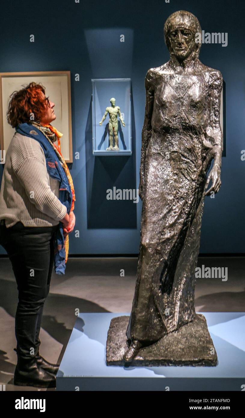 Dorset, England, Großbritannien. Dezember 2023. Walking Madonna, (Front) Rising Christ, Back), dreißig Jahre nach ihrem Tod, die erste Ausstellung, die Elisabeth Frinks Zeit in Dorset gewidmet ist und über 80 Skulpturen, Zeichnungen und Drucke im Dorset Museum zeigt, einschließlich der Arbeitspflaster, die die finalen Bronzeskulpturen informierten, die nie öffentlich ausgestellt wurden vom 2. Dezember 2023 bis 21. April 2024.Paul Quezada-Neiman/Alamy Live News Credit: Paul Quezada-Neiman/Alamy Live News Stockfoto