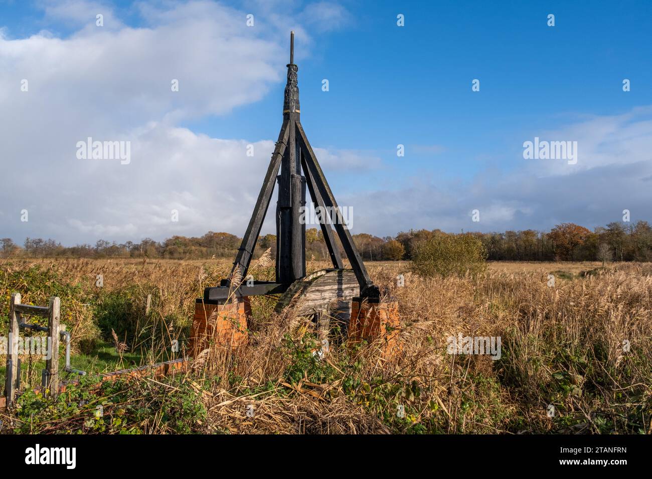 Alte, stillgelegte und verlassene Entwässerungspumpe am Flussufer Stockfoto