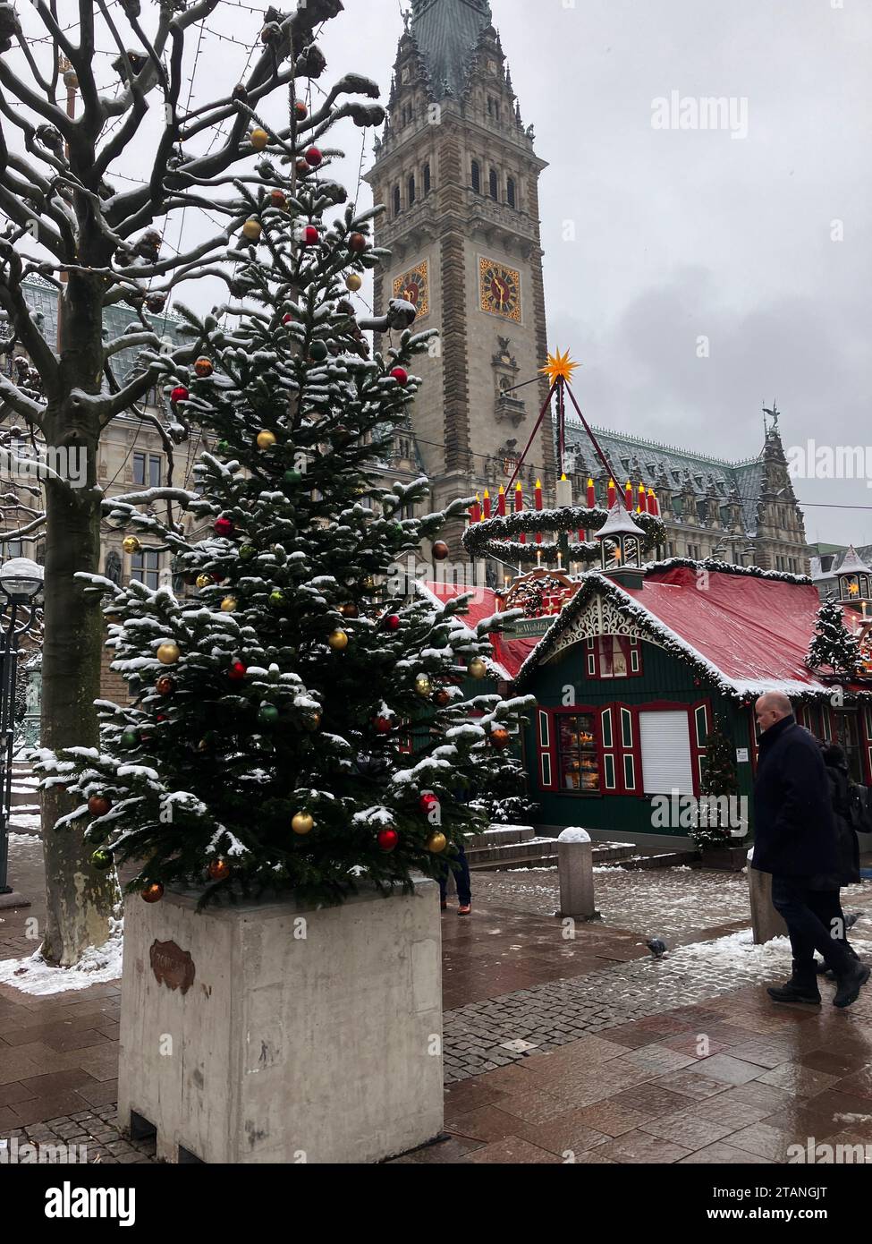 Hamburg, Deutschland. Dezember 2023. Ein Betonblock mit einem Weihnachtsbaum steht vor einem Weihnachtsmarkt. Nach den jüngsten Festnahmen wegen angeblicher Planung von Terroranschlägen auf Weihnachtsmärkten hält das Hamburger Innenministerium die Bedrohung für weiterhin hoch. Nach dem Lkw-Angriff auf den Berliner Breitscheidplatz im Dezember 2016, bei dem zwölf Menschen ums Leben kamen, wurden die Hamburger Weihnachtsmärkte mit Betonsteinen gesichert. Autor: Thomas Müller/dpa/Alamy Live News Stockfoto