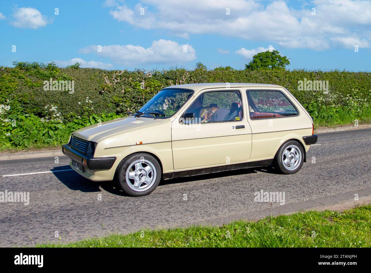 1981 80er Jahre, Austin Mini Metro L Beige Car Hatchback Benzinmotor 998 ccm; Vintage, restaurierte klassische Motoren, Automobilsammler, Autofahrer, historische Veteranen, die in Cheshire, Großbritannien reisen Stockfoto
