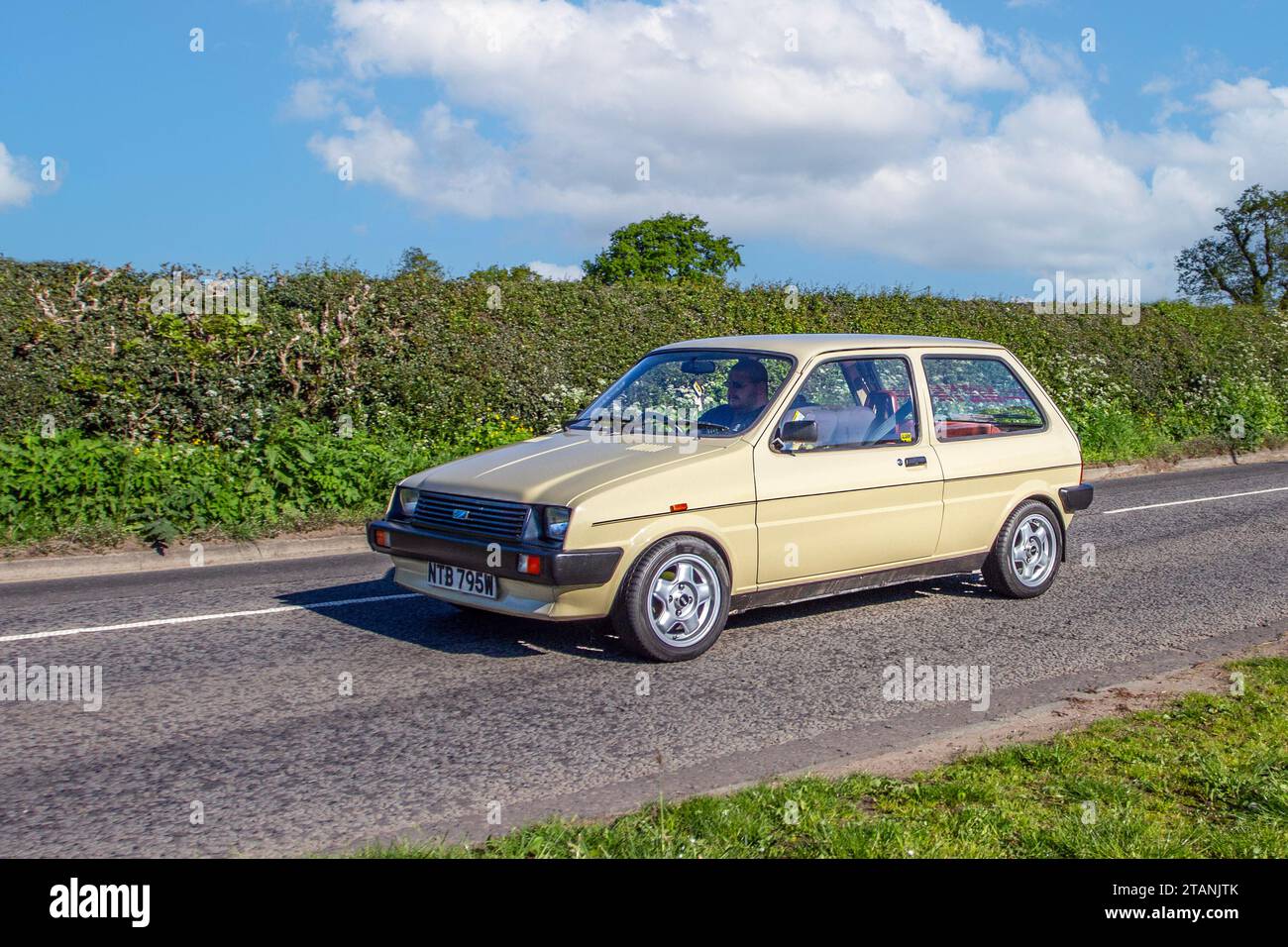 1981 80er Jahre, Austin Mini Metro L Beige Car Hatchback Benzinmotor 998 ccm; Vintage, restaurierte klassische Motoren, Automobilsammler, Autofahrer, historische Veteranen, die in Cheshire, Großbritannien reisen Stockfoto