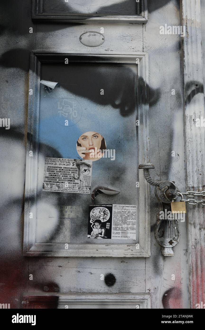 Eingesprühte Haustür mit Flyern Stockfoto