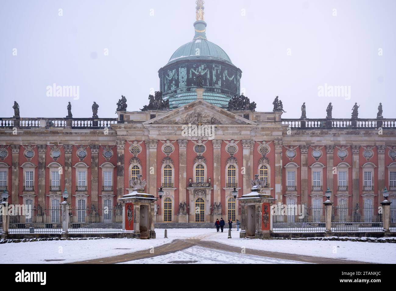 Potsdam, Deutschland. Dezember 2023. Schnee liegt im Cour d'honneur des