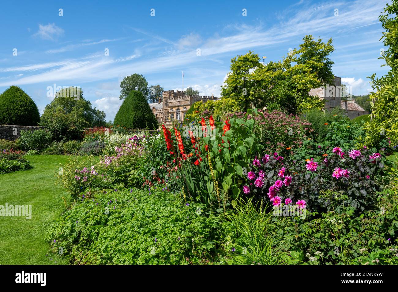 Chard.DorsetVereinigtes Königreich.11. August 2023.die Gärten der Forde Abbey blühen Stockfoto