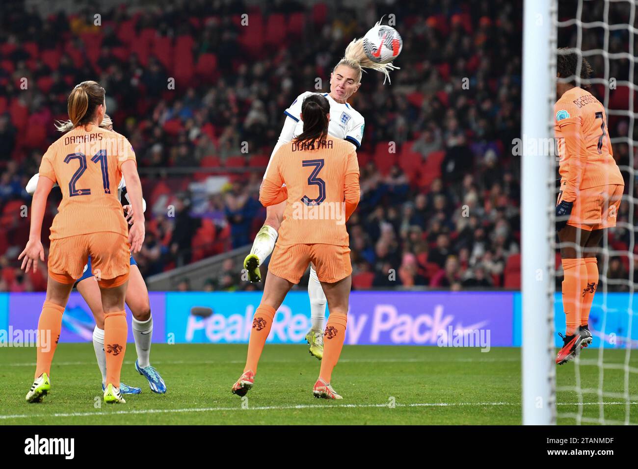 Alex Greenwood of England Women verbindet sich mit dem Kreuz während des Spiels der UEFA Womens Nations League zwischen den englischen Frauen und den niederländischen Frauen am 1. Dezember 2023 im Wembley Stadium in London. Foto von Phil Hutchinson. Nur redaktionelle Verwendung, Lizenz für kommerzielle Nutzung erforderlich. Keine Verwendung bei Wetten, Spielen oder Publikationen eines einzelnen Clubs/einer Liga/eines Spielers. Quelle: UK Sports Pics Ltd/Alamy Live News Stockfoto