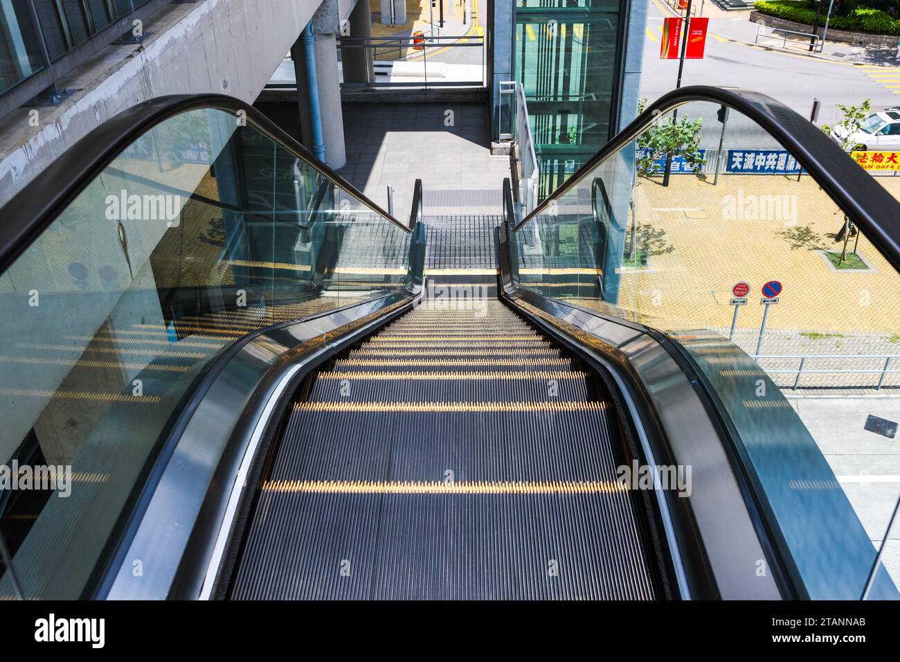 Tung Chung, Hongkong - 22. Juli 2009 : Eskalator fährt von der erhöhten Plattform herunter. Verlassen Sie die Seilbahnstation am Rande der Insel Lantau. Stockfoto